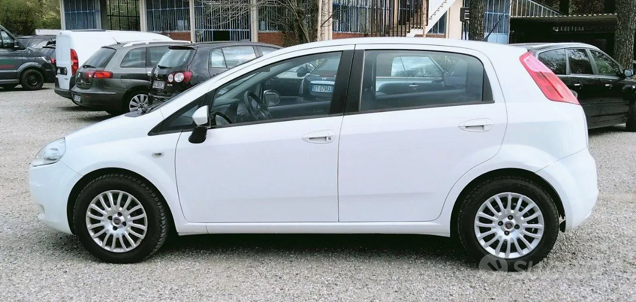 Fiat Grande Punto 2009 photo 2