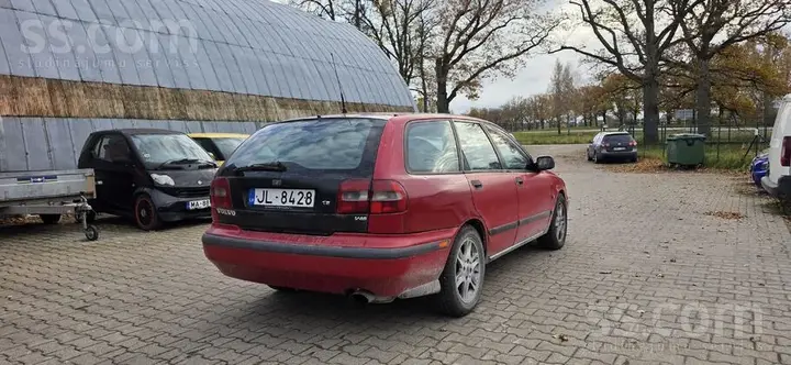 Volvo V40 1998 photo 4