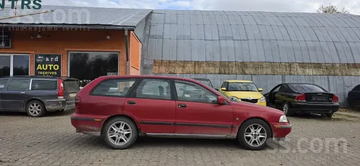 Volvo V40 1998 photo 3