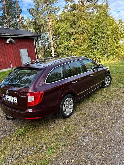 Skoda Superb 2010 photo 2