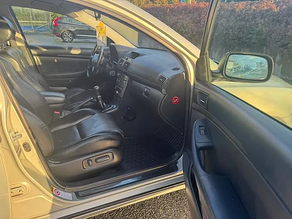 Toyota Avensis 2004 photo 5