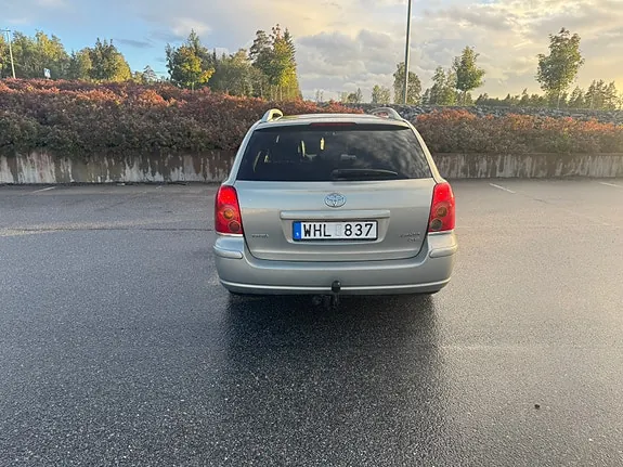 Toyota Avensis 2004 photo 2