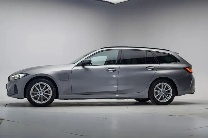 BMW 3 Series 2023 photo 2