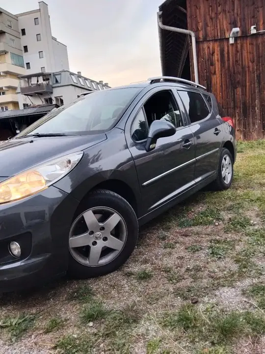 Peugeot 207 2011 photo 2