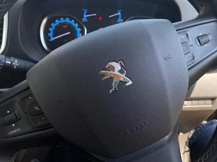 Peugeot E-Traveller 2024 photo 4