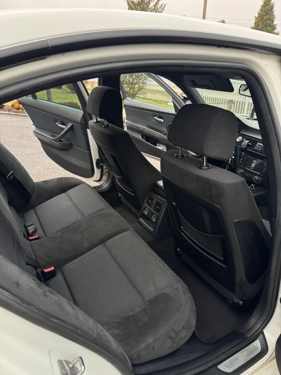 BMW 3 Series 2010 photo 3
