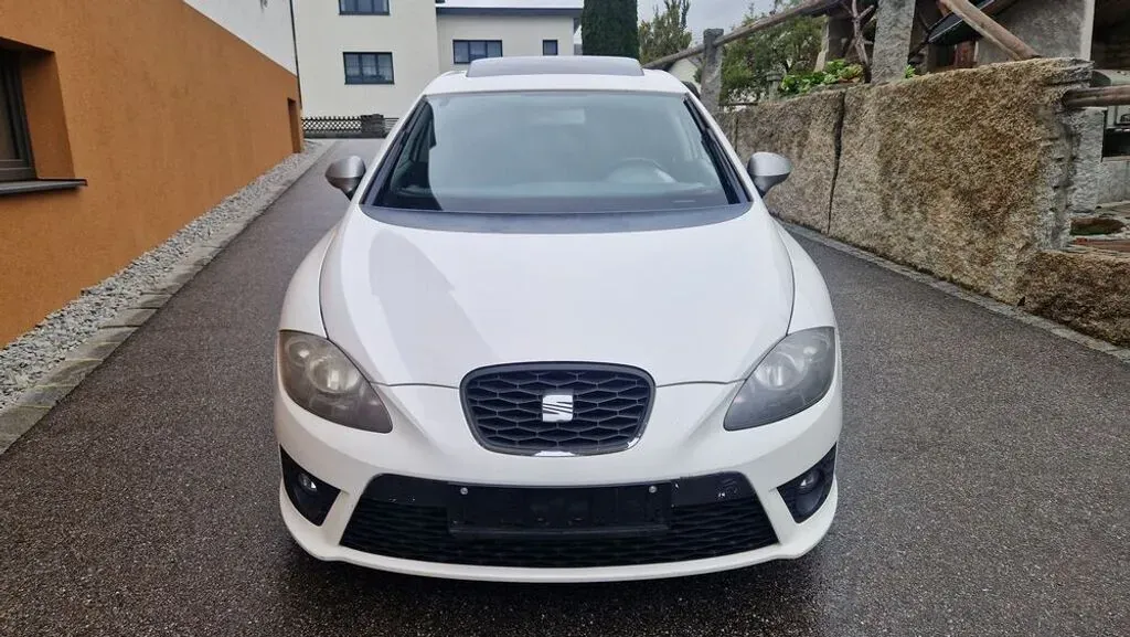 Seat Leon 2011 photo 2