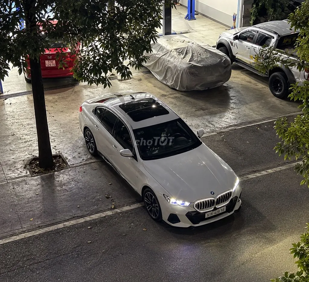 BMW 5 Series 2025 photo 2