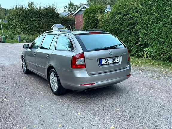 Skoda Octavia 2011 photo 2