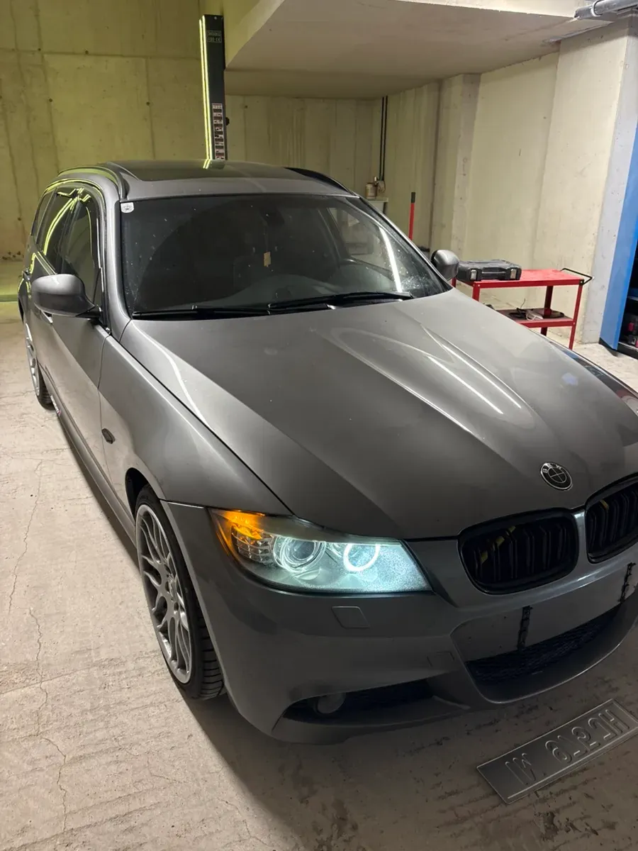 BMW 3 Series 2011 photo 2