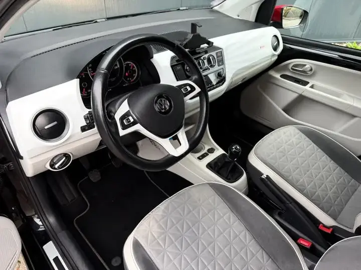 Volkswagen Up 2018 photo 2