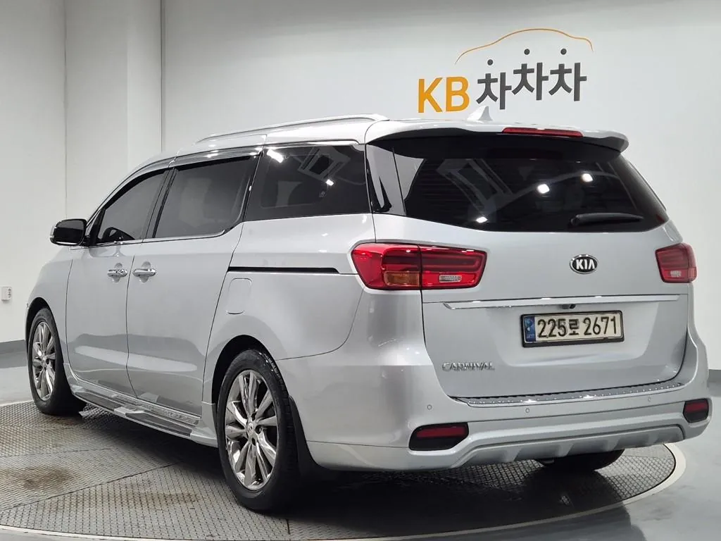Kia Carnival 2019 photo 2
