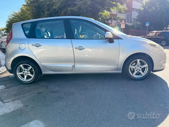 Renault Scenic 2011 photo 5