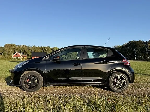 Peugeot 208 2012 photo 4