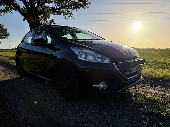 Peugeot 208 2012 photo 2