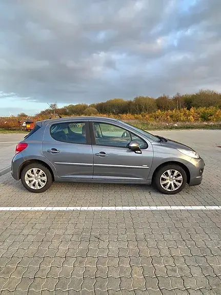 Peugeot 207 2011 photo 3