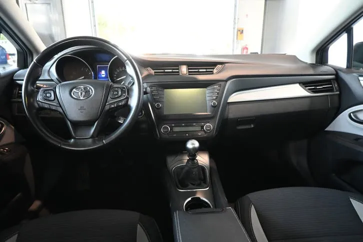 Toyota Avensis 2018 photo 2