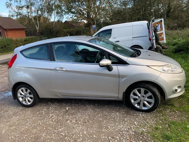 Ford Fiesta 2010 photo 2