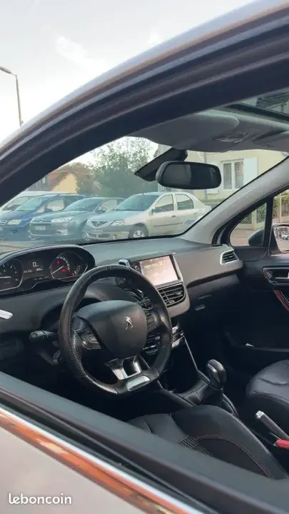 Peugeot 208 2015 photo 3
