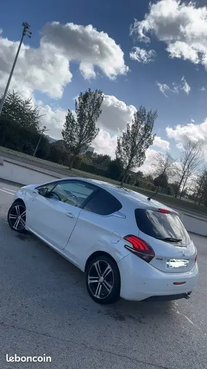 Peugeot 208 2015 photo 2