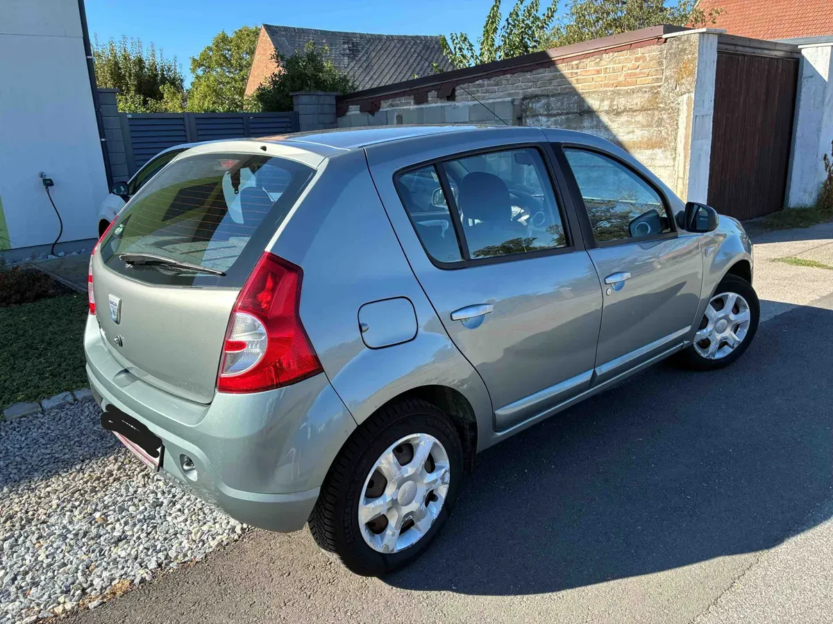 Dacia Sandero 2010 photo 2