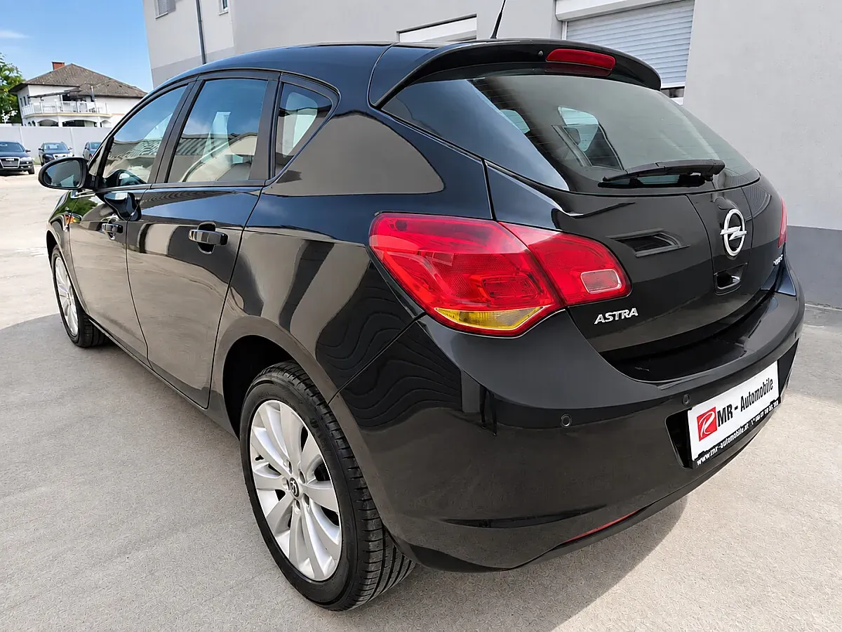 Opel Astra 2011 photo 3