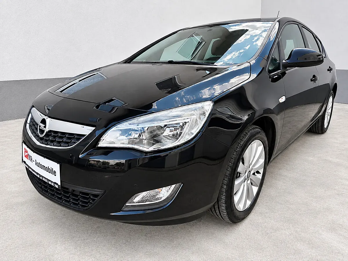Opel Astra 2011 photo 2