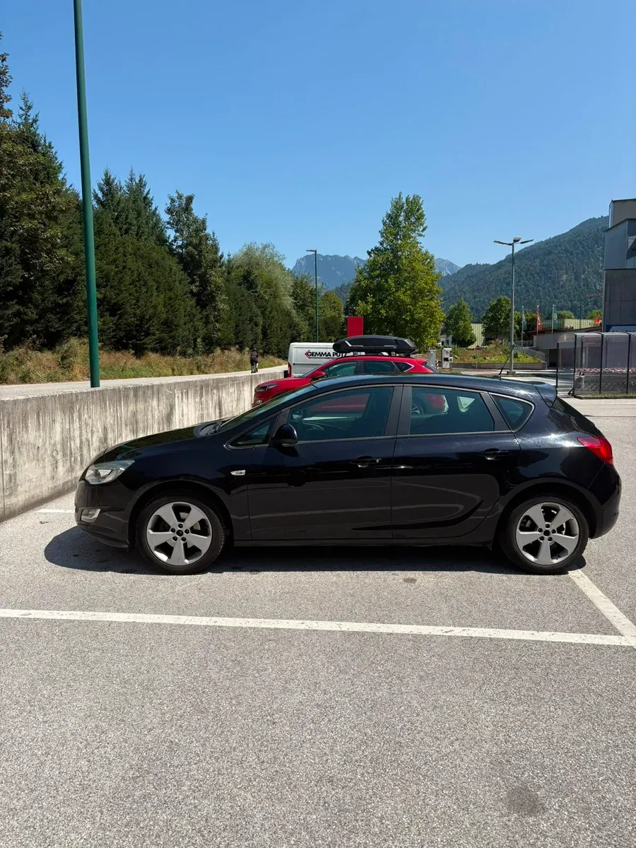 Opel Astra 2012 photo 2