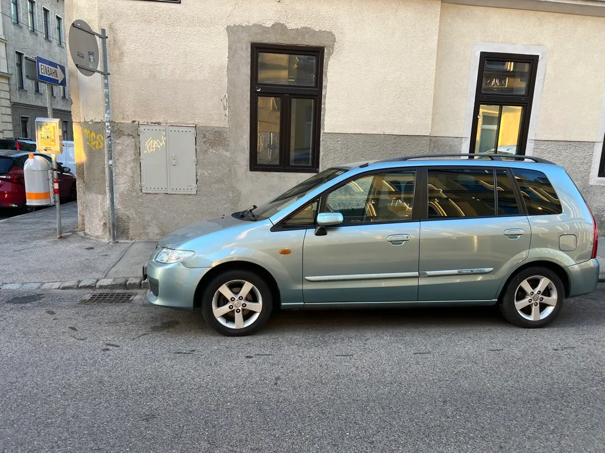 Mazda Premacy 2004 photo 2