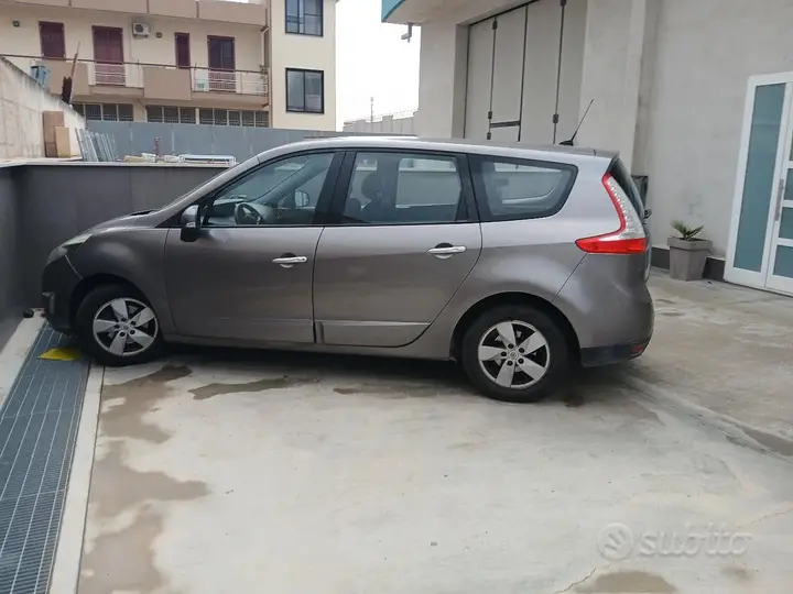 Renault Scenic 2011 photo 3