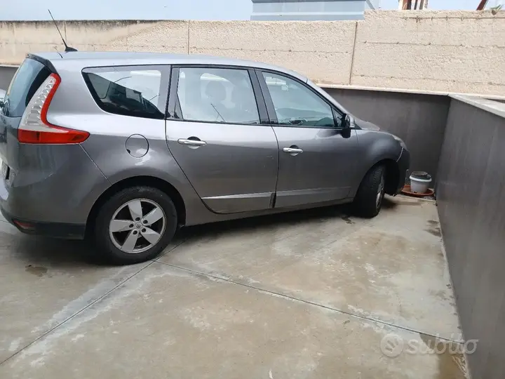 Renault Scenic 2011 photo 2