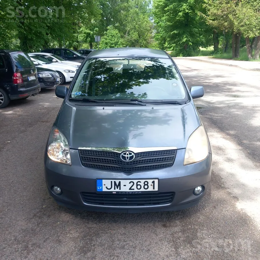 Toyota Corolla Verso 2004 photo 2