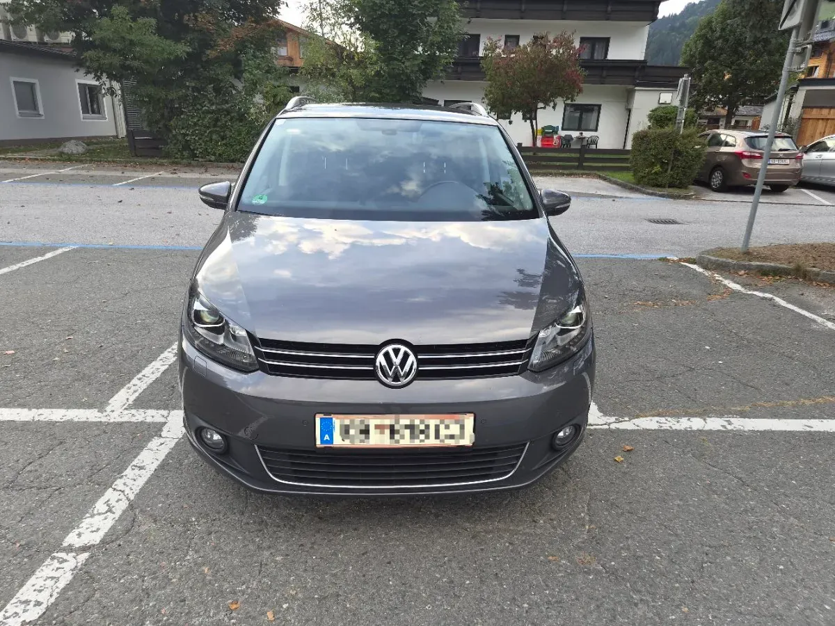 Volkswagen Touran 2011 photo 2