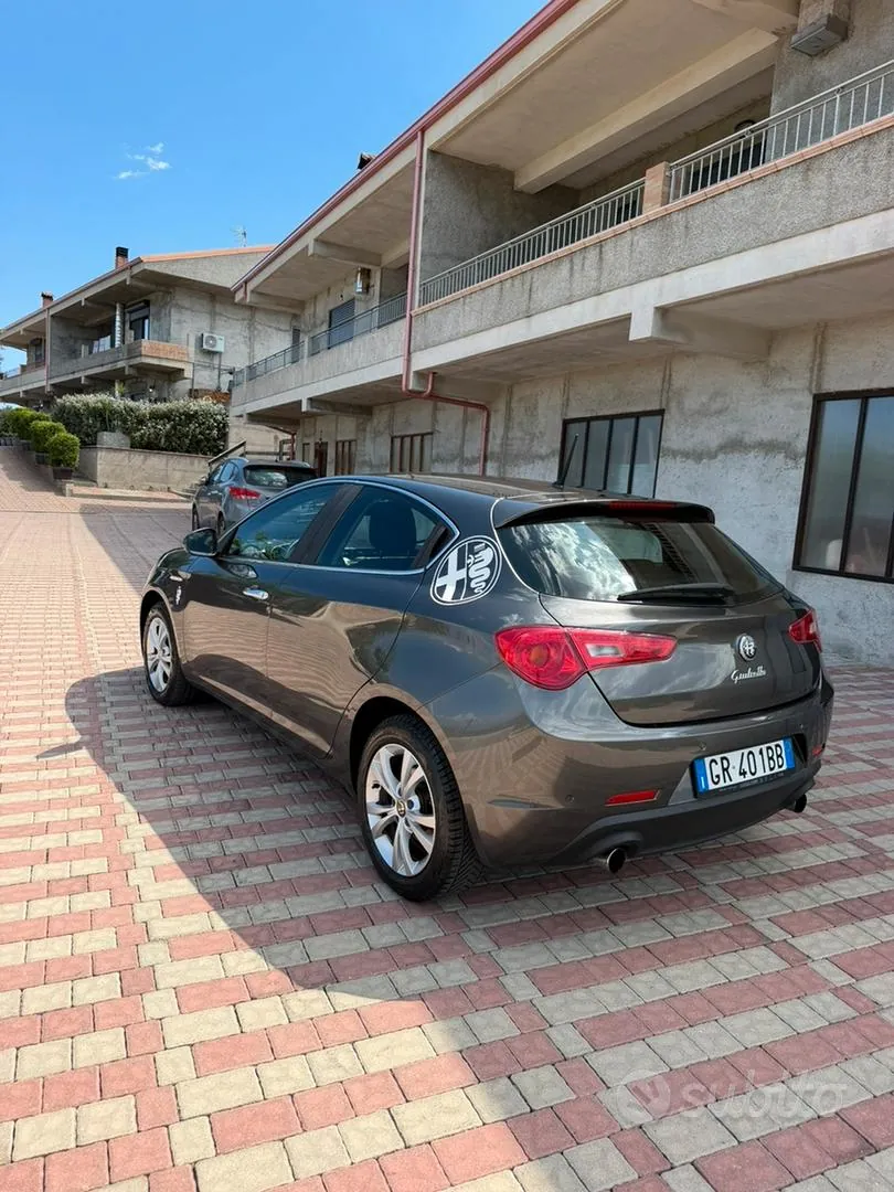 Alfa Romeo Giulietta 2012 photo 2