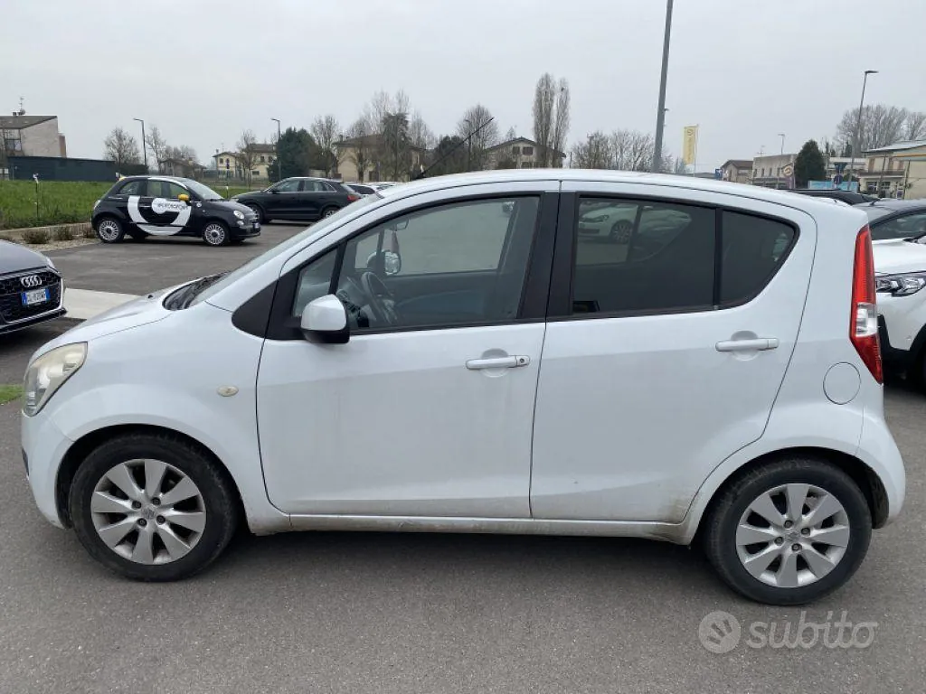 Suzuki Splash 2010 photo 4