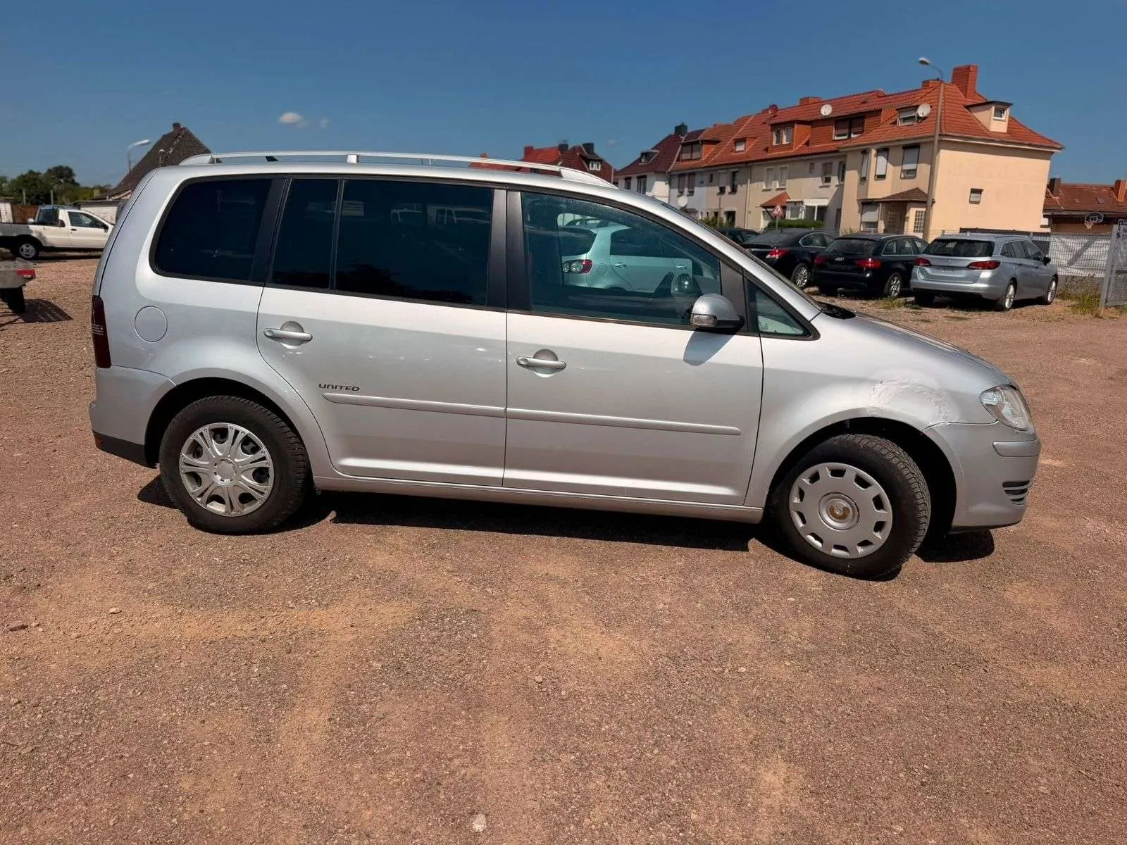Volkswagen Touran 2009 photo 2