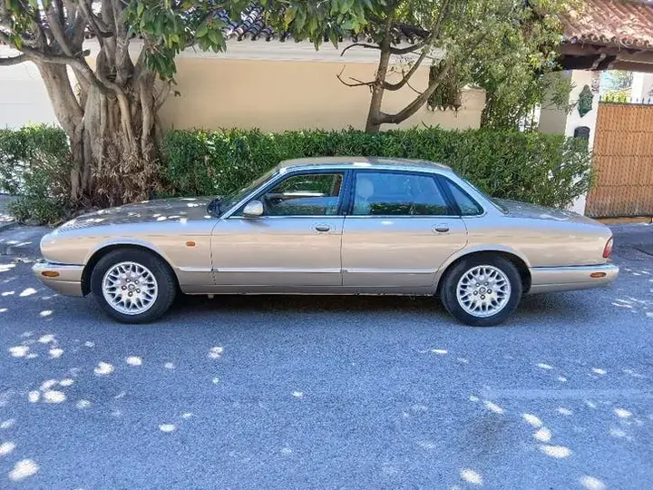 Jaguar Xj8