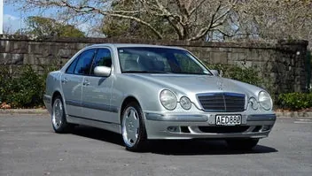 Mercedes-Benz E 320 2001 photo 2