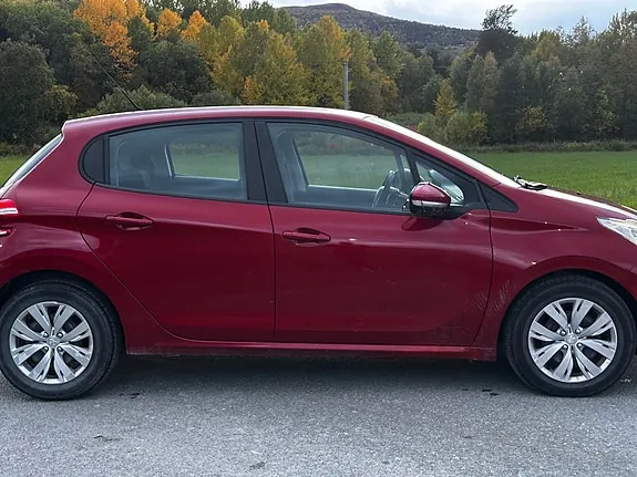 Peugeot 208 2013 photo 3