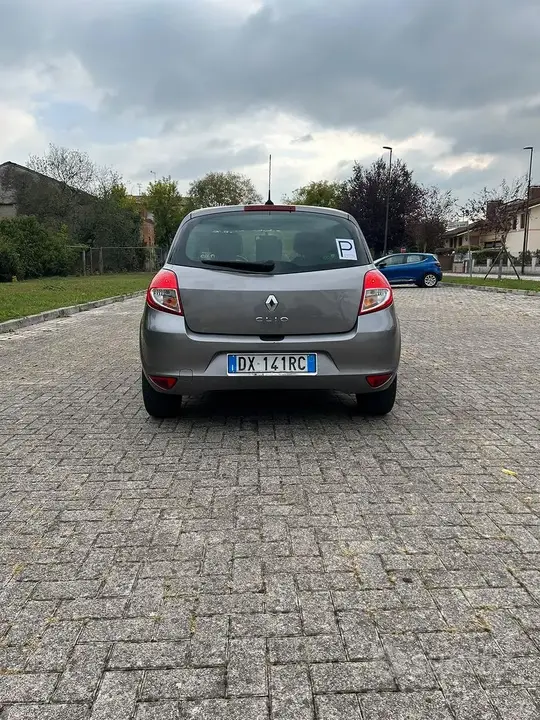 Renault Clio 2009 photo 2