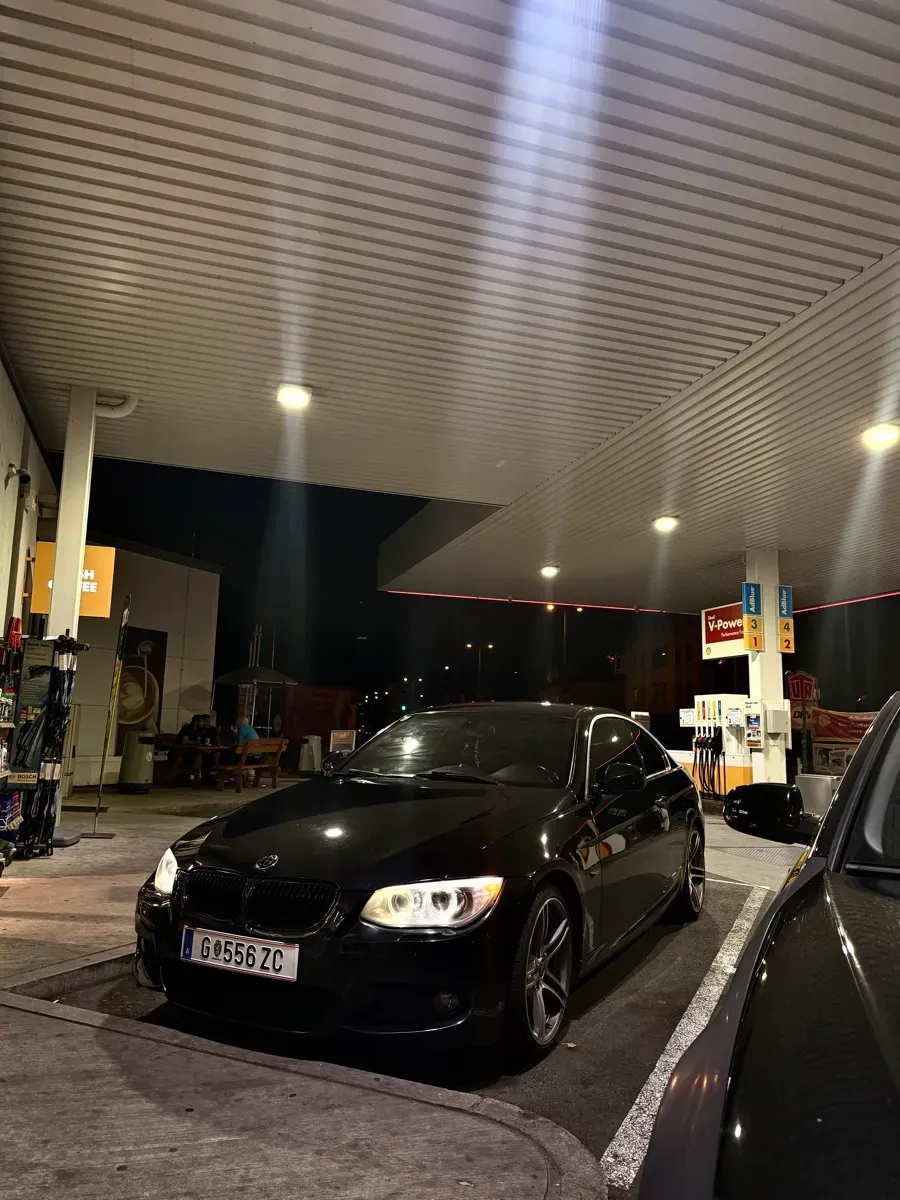 BMW 3 Series 2011 photo 2