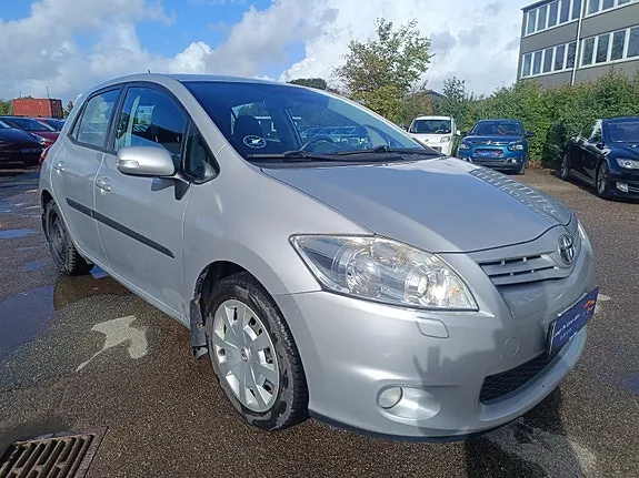 Toyota Auris 2012 photo 3