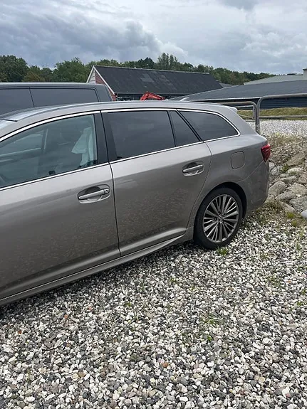 Toyota Avensis 2015 photo 5