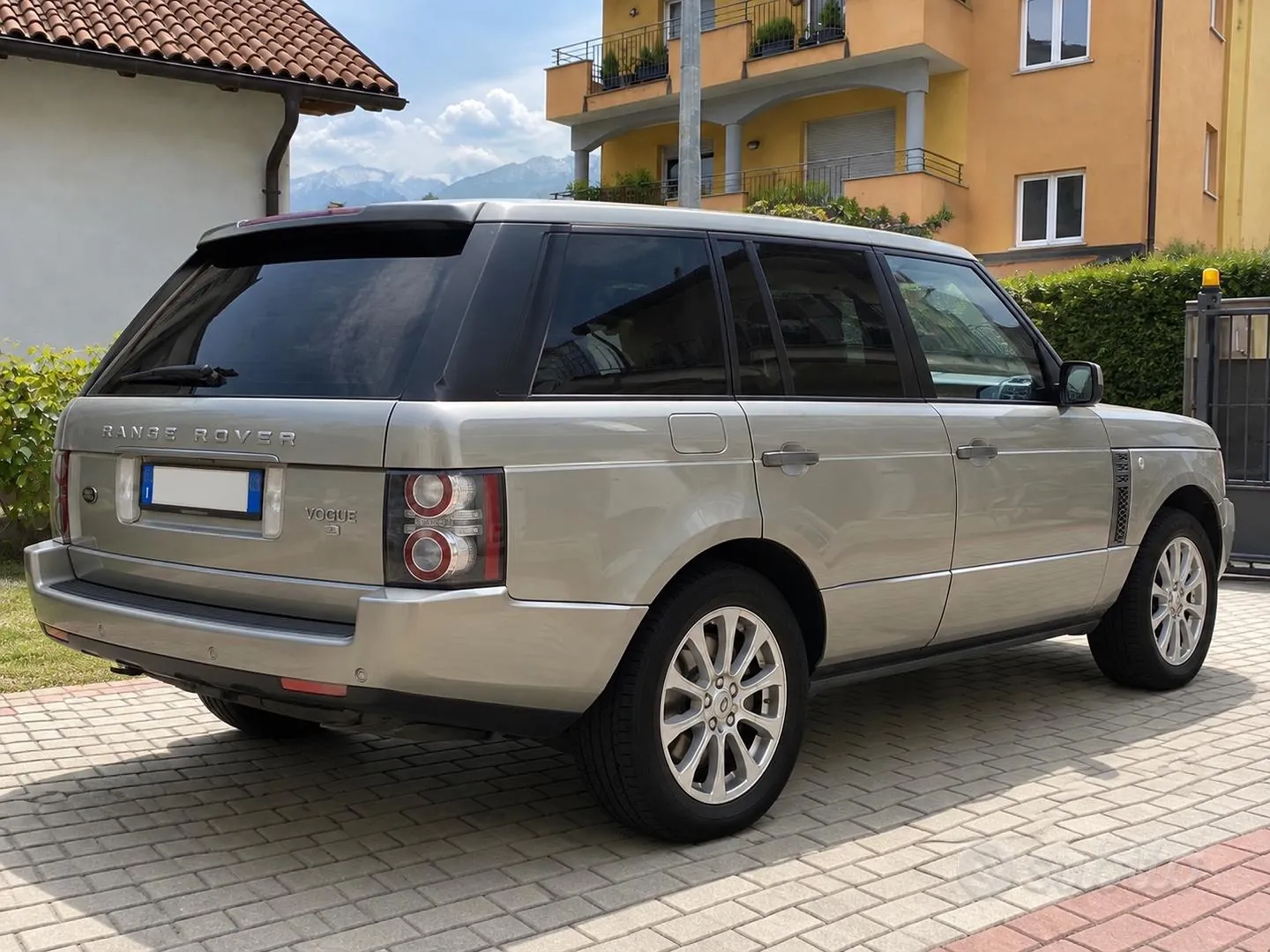 Land Rover Range Rover 2011 photo 2