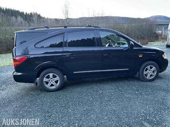 KG Mobility Rodius 2011 photo 2