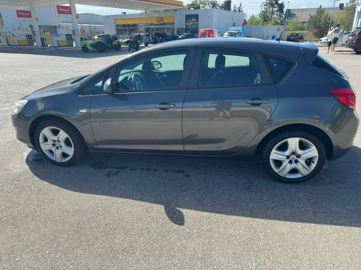 Opel Astra 2011 photo 2