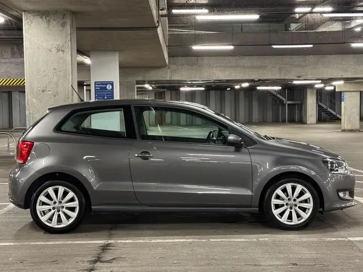 Volkswagen Polo 2010 photo 2