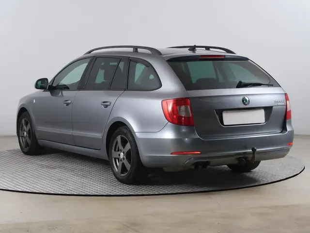 Skoda Superb 2012 photo 3