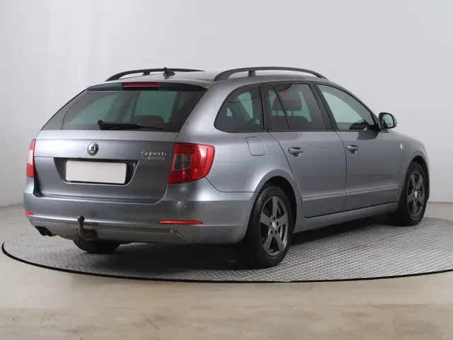 Skoda Superb 2012 photo 4