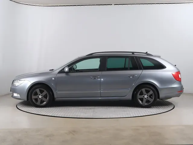 Skoda Superb 2012 photo 2